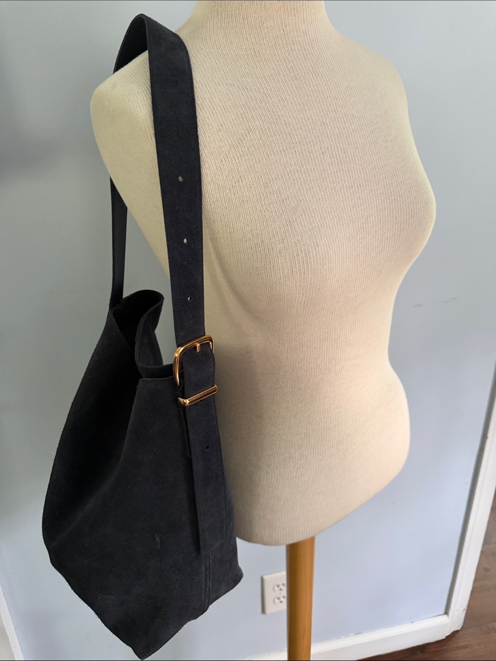 Madewell “The Essential” navy suede bucket bag deep indigo blue, gold buckle NEW - Picture 9 of 16